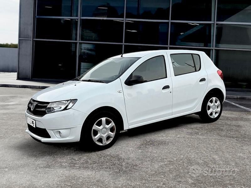 Bianco Usata 2014 Dacia Sandero Ambiance Tre volumi | 4950 € (Buon prezzo) - Immagine 1/4