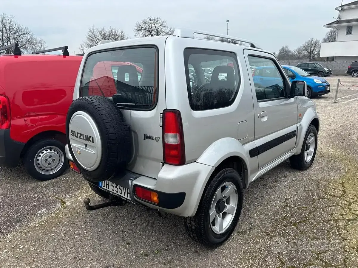 Usata Suzuki Jimny 86 CV (63 kW) 2007 Grigio SUV