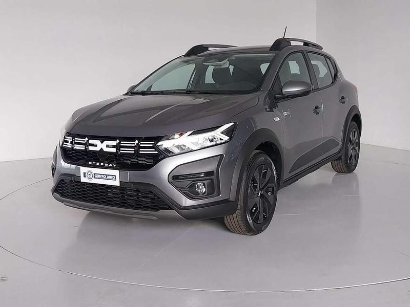 Grigio(met.) Nuova 2025 Dacia Sandero Expression Due volumi | 17.650 € (Buon prezzo) - Immagine 1/4
