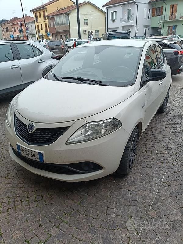 Usata Lancia Ypsilon 69 CV (50 kW) 2018 Bianco Utilitaria