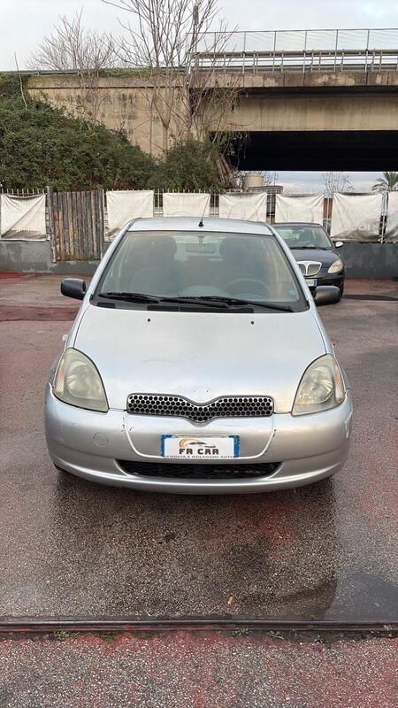Grigio Usata 2002 Toyota Yaris Tre volumi | 1400 € (Buon prezzo) - Immagine 1/4