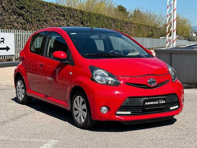 Usata Toyota Aygo Connect Style 67 CV (49 kW) 2014 Rosso Utilitaria