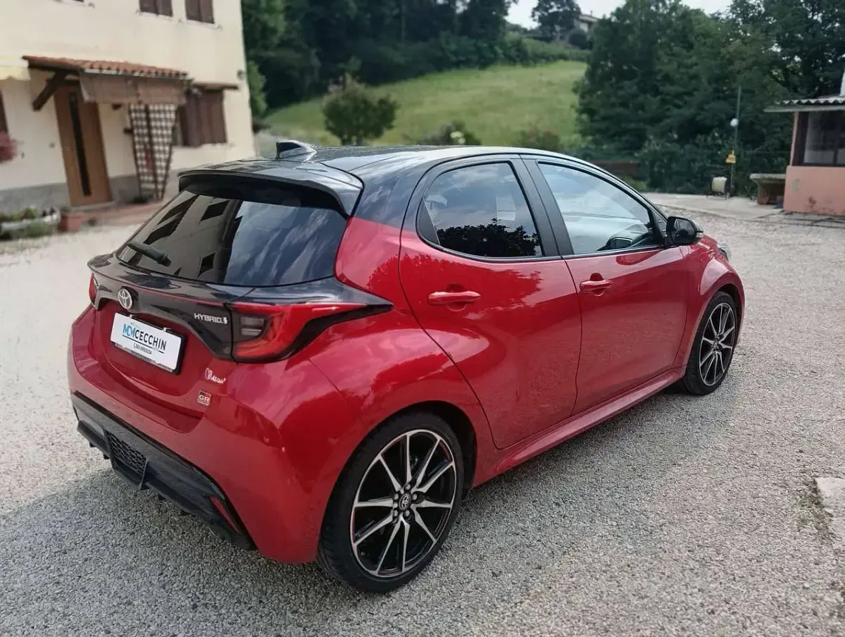 Usata Toyota Yaris Hybrid Sport 116 CV (85 kW) 2022 Emotional red Berlina