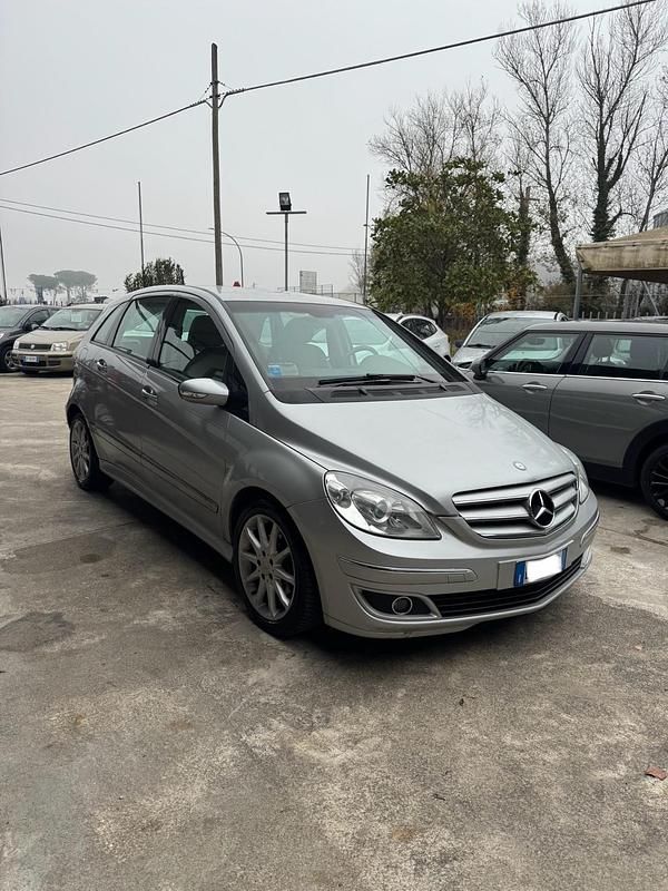 Usata Mercedes B200 140 CV (102 kW) 2008 Argento Monovolume