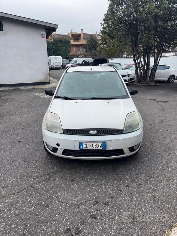 Usata Ford Fiesta 68 CV (50 kW) 2003 Bianco Utilitaria