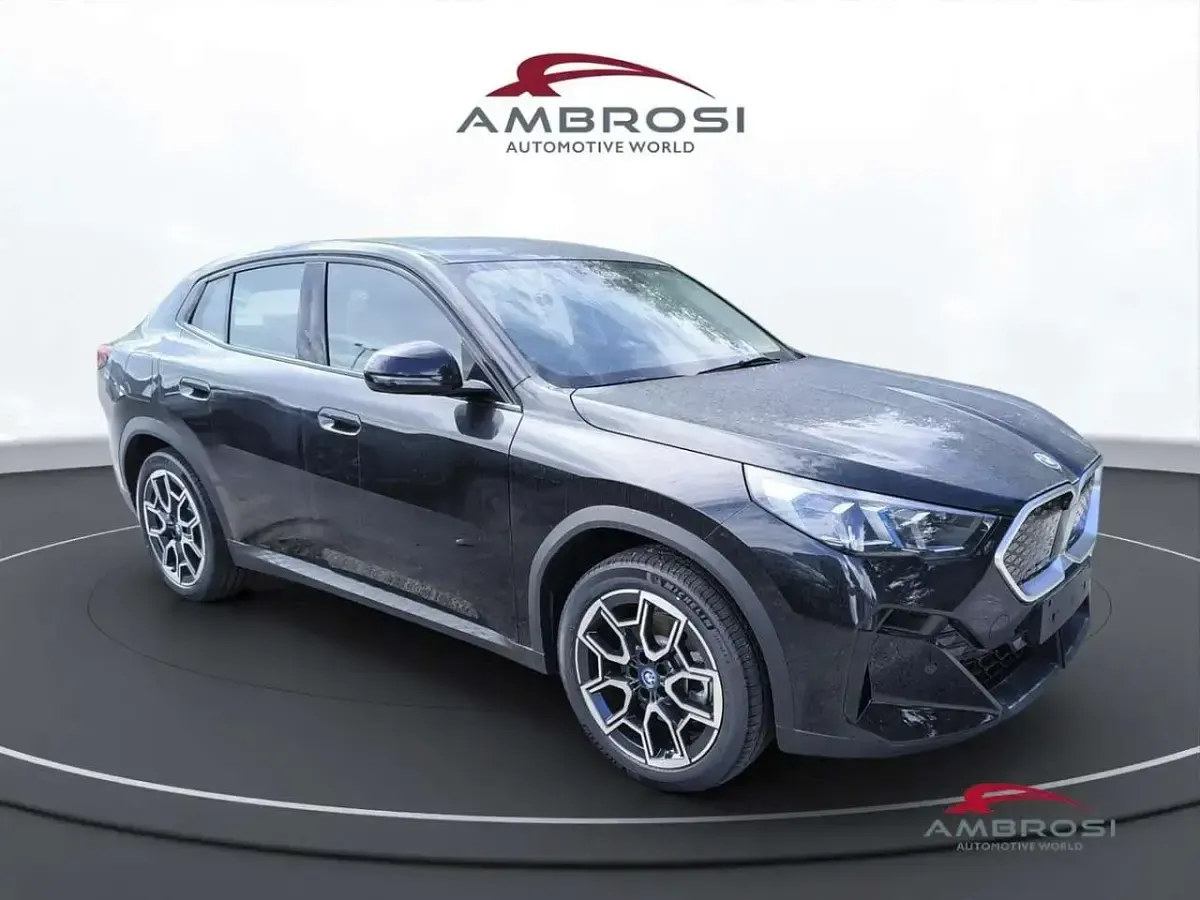 Nuova BMW iX2 167 kW (228 CV) 2025 Black sapphire metallizzato SUV