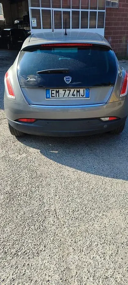 Usata Lancia Delta 120 CV (88 kW) 2012 Grigio Utilitaria