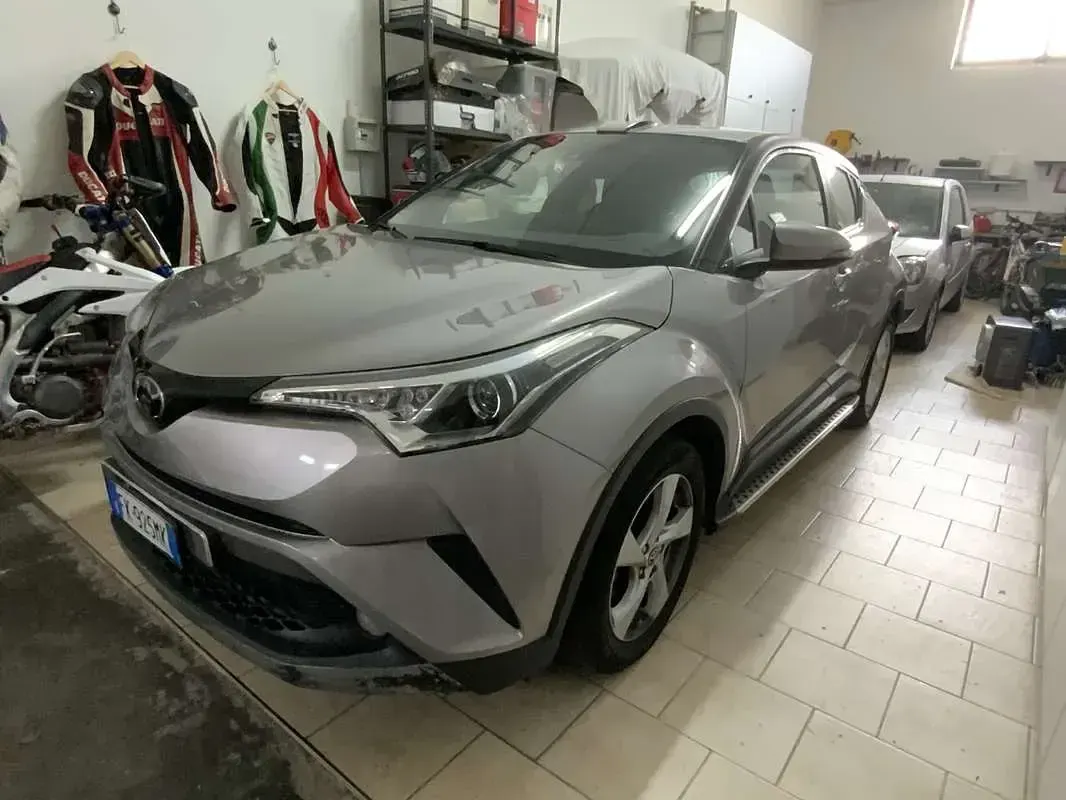 Usata Toyota C-HR Active 116 CV (85 kW) 2017 Grigio SUV