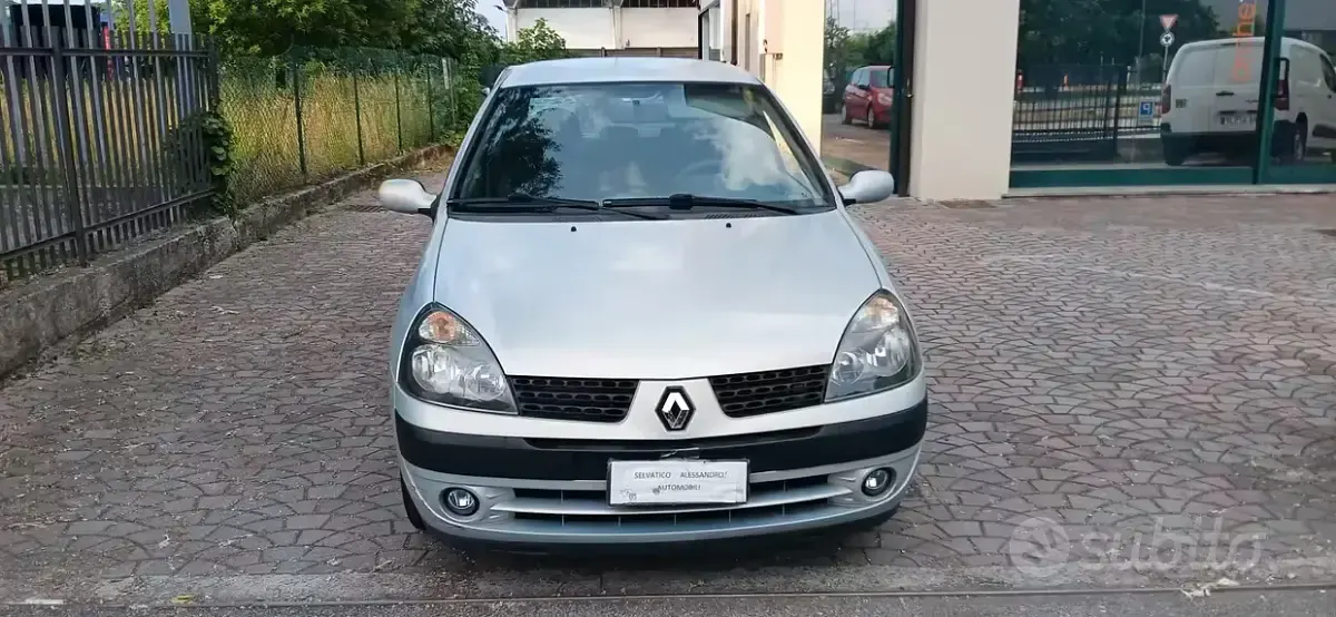 Usata Renault Clio II 75 CV (55 kW) 2004 Grigio Berlina