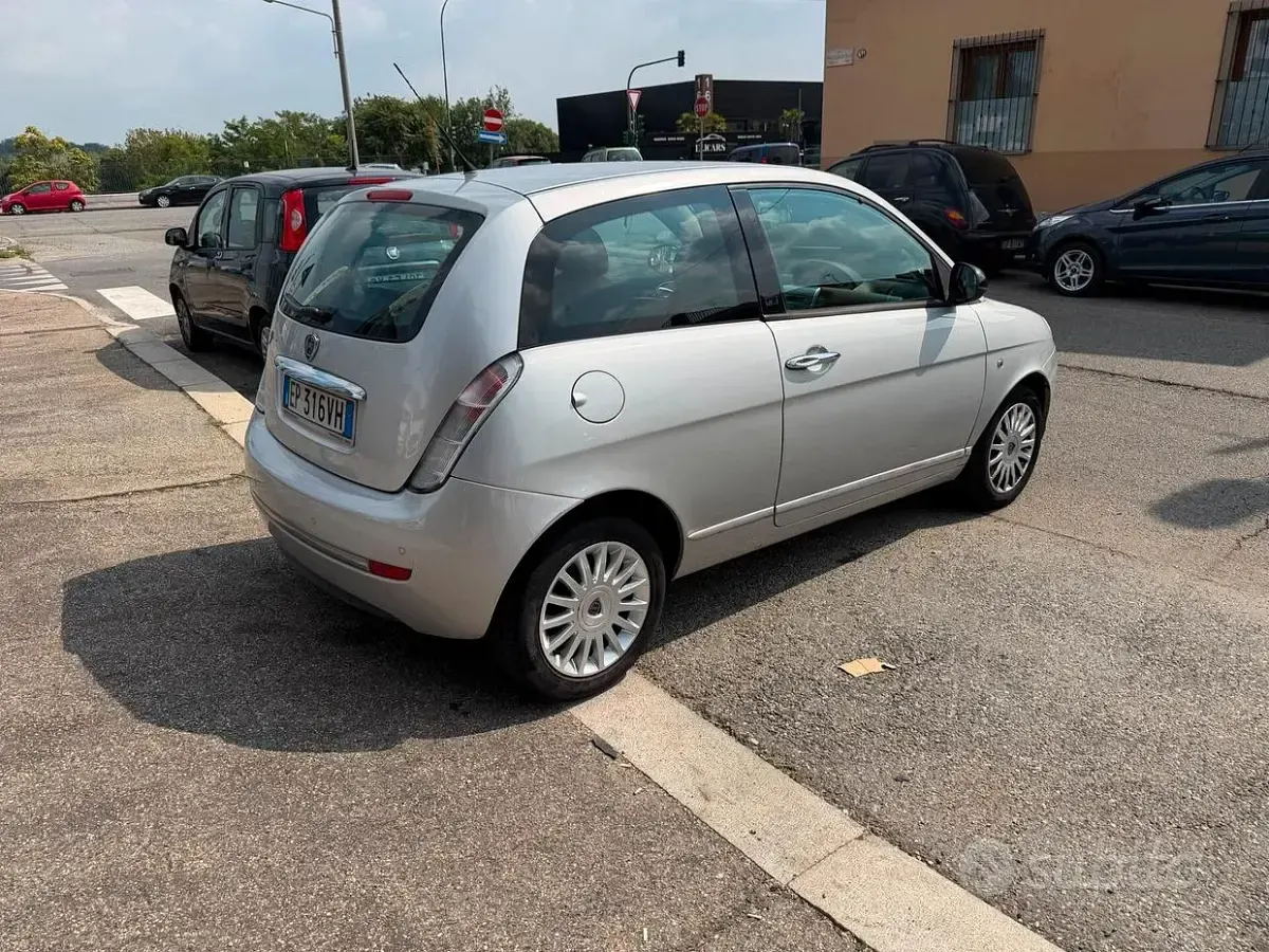 Usata Lancia Ypsilon Platinum 75 CV (55 kW) 2013 Grigio Utilitaria