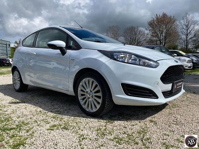 Usata Ford Fiesta Titanium 80 CV (58 kW) 2013 Bianco Utilitaria