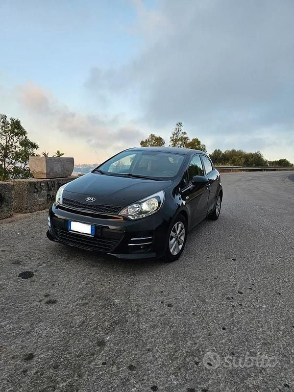 Usata Kia Rio Active 75 CV (55 kW) 2017 Nero Berlina