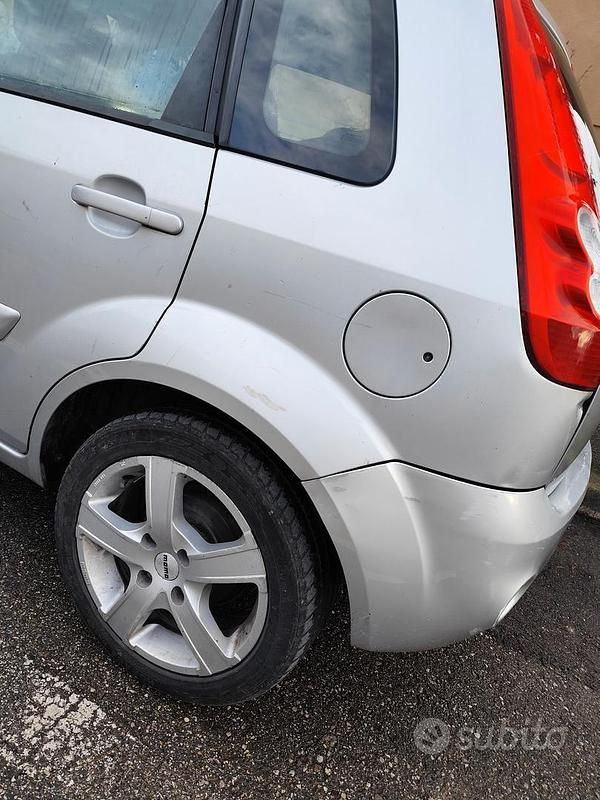 Usata Ford Fiesta Ghia 96 CV (70 kW) 2008 Grigio Utilitaria