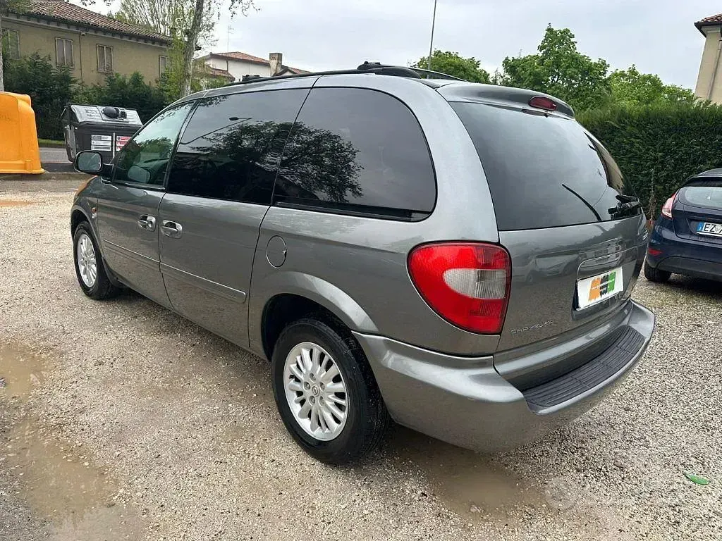 Usata Chrysler Voyager 143 CV (105 kW) 2007 Grigio Monovolume