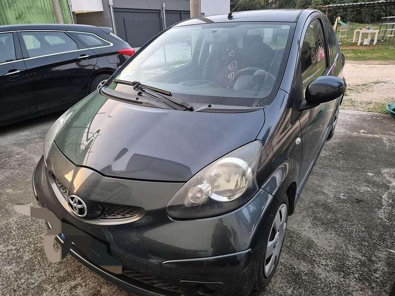 Usata Toyota Aygo Sol 68 CV (50 kW) 2006 Grigio Utilitaria