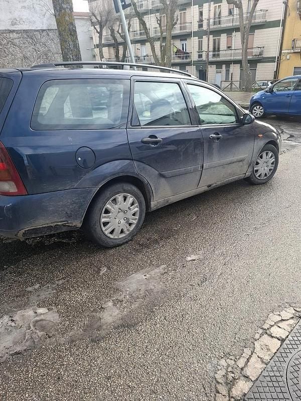 Begagnad Ford Focus Trend 90 HK (66 kW) 2000 Blå Kombi