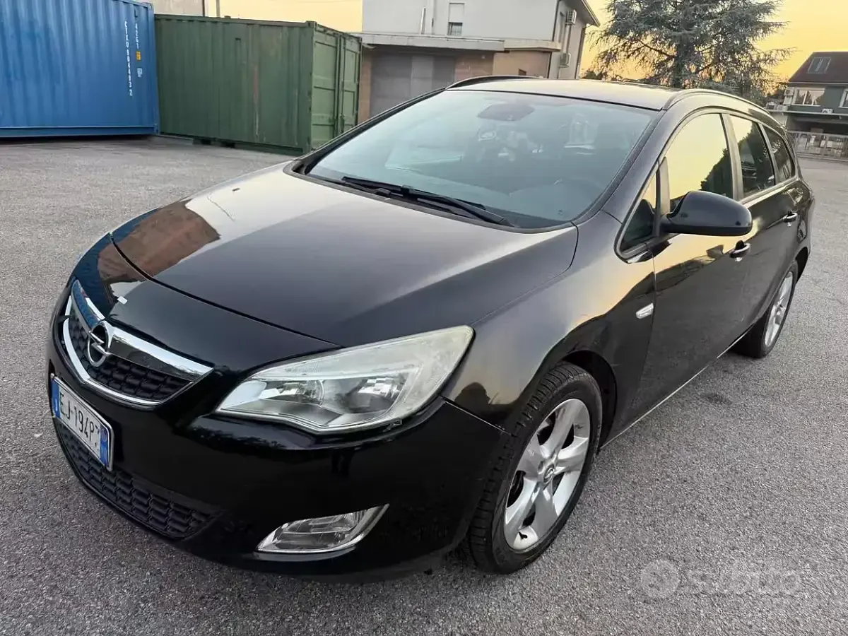 Usata Opel Astra Cosmo 110 CV (80 kW) 2011 Nero Station wagon