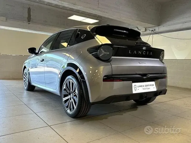 Nuova Lancia Ypsilon 101 CV (74 kW) 2026 Grigio Utilitaria