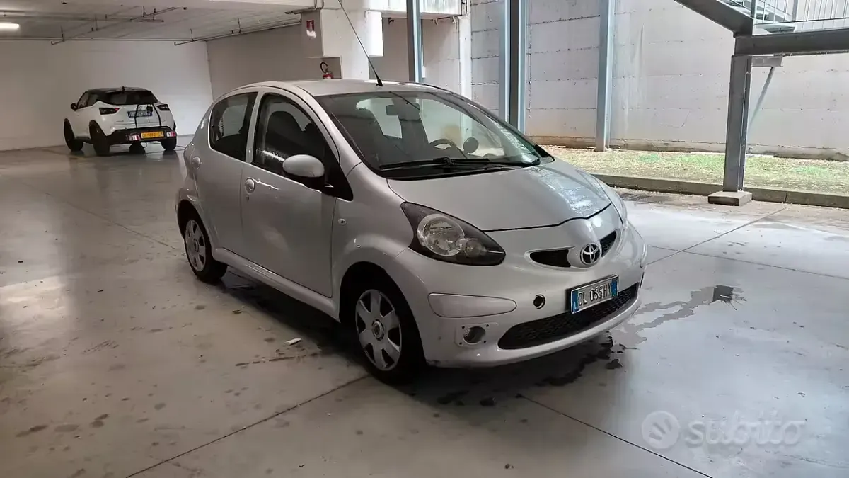 Usata Toyota Aygo 68 CV (50 kW) 2007 Grigio Utilitaria