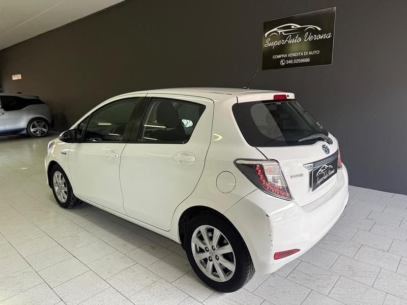 Usata Toyota Yaris Hybrid Style 74 CV (54 kW) 2014 Bianco Berlina