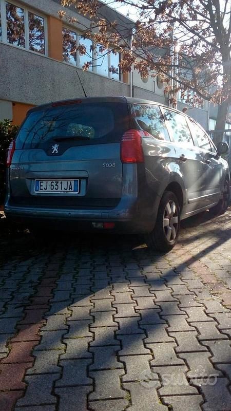 Usata Peugeot 5008 112 CV (82 kW) 2011 Grigio Monovolume