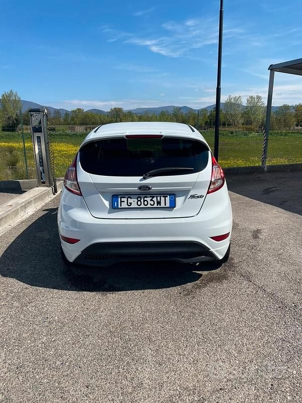 Usata Ford Fiesta ST-Line 75 CV (55 kW) 2017 Bianco Berlina