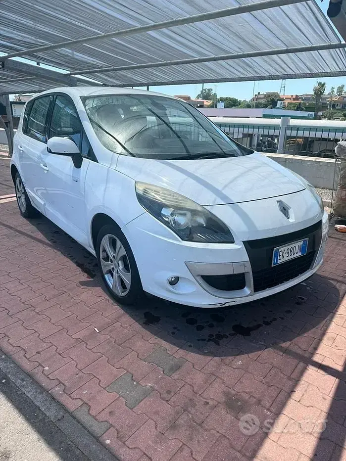 Usata Renault Scénic 110 CV (80 kW) 2011 Bianco Monovolume