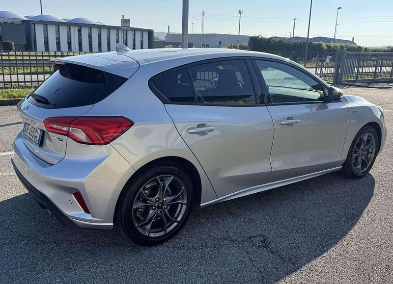Usata Ford Focus ST-Line 125 CV (91 kW) 2021 Moondust silver Berlina