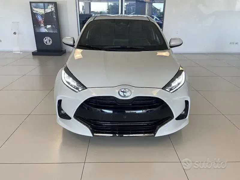 Nuova Toyota Yaris Hybrid Lounge 2026 Bianco Berlina