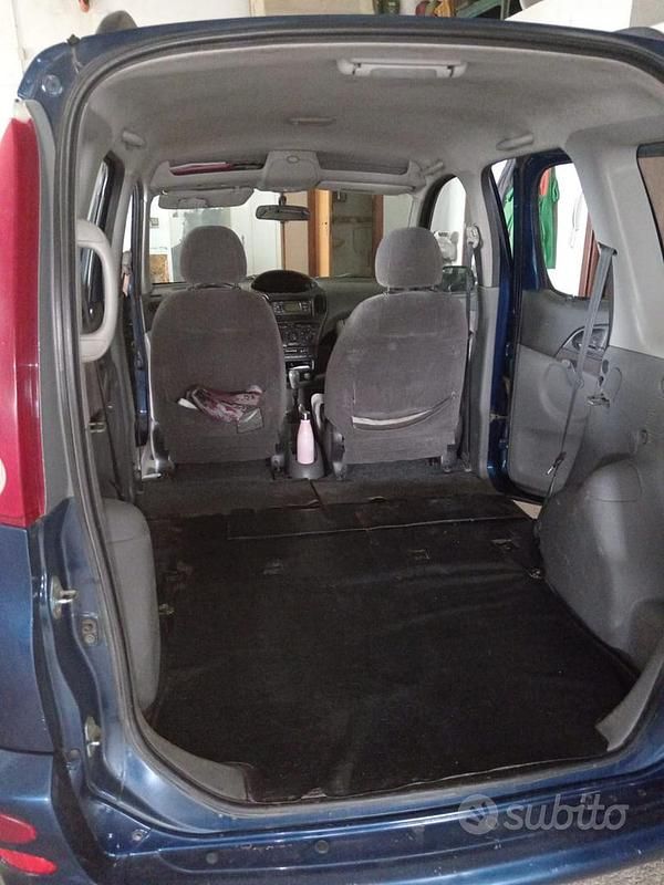 Usata Toyota Yaris 2000 Blu Station wagon