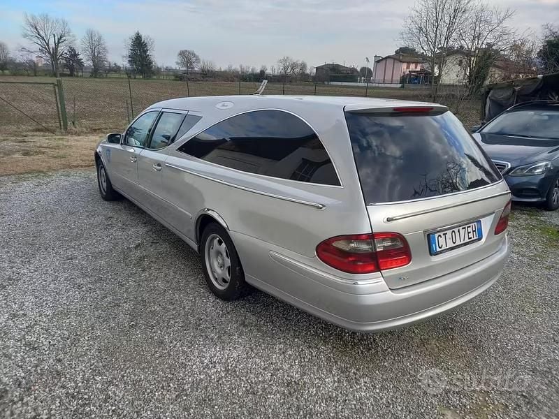 Usata Mercedes E270 177 CV (130 kW) 2005 Grigio