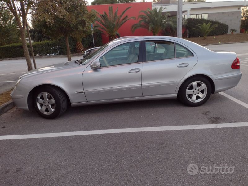 Usata Mercedes E270 Elegance 177 CV (130 kW) 2002 Argento Berlina