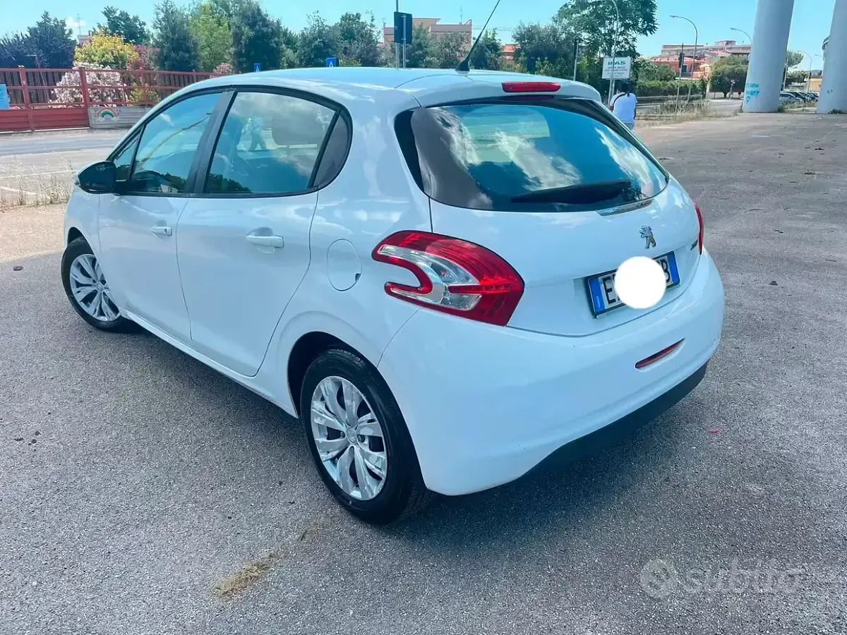 Usata Peugeot 208 Active 68 CV (50 kW) 2014 Bianco Utilitaria