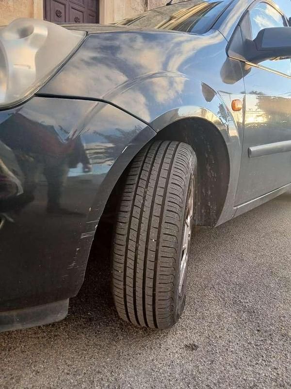 Usata Ford Fiesta Titanium 68 CV (50 kW) 2006 Grigio Utilitaria