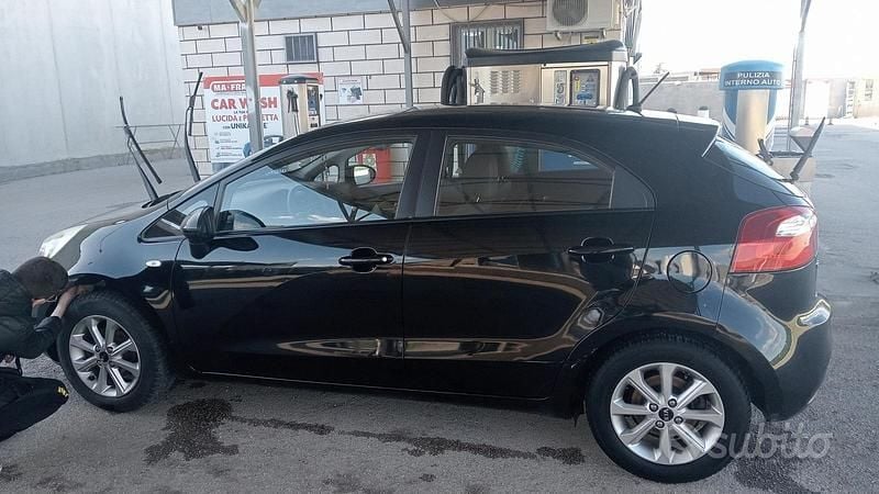 Usata Kia Rio 75 CV (55 kW) 2011 Nero Berlina