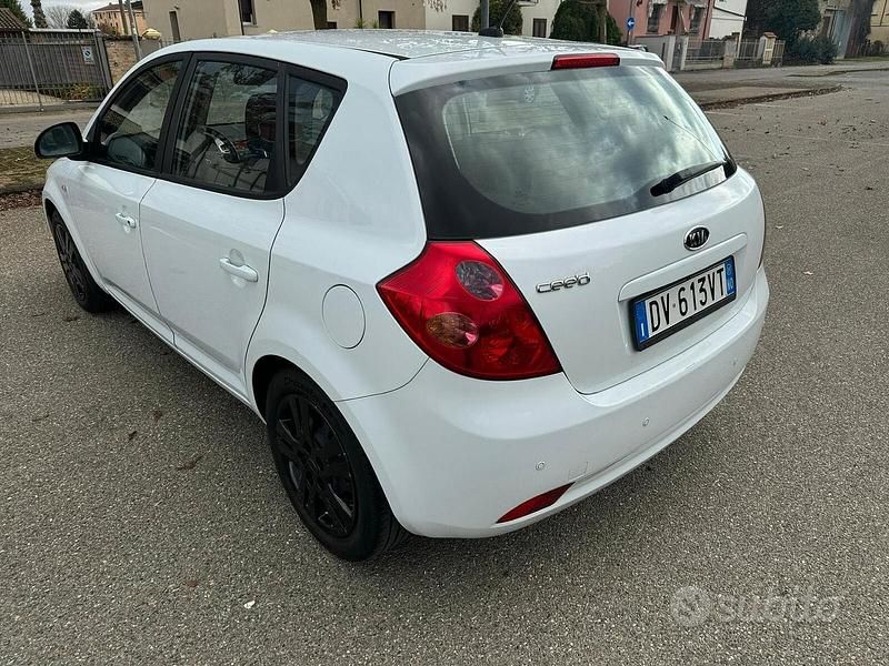 Usata Kia Ceed EX 109 CV (80 kW) 2009 Bianco Utilitaria