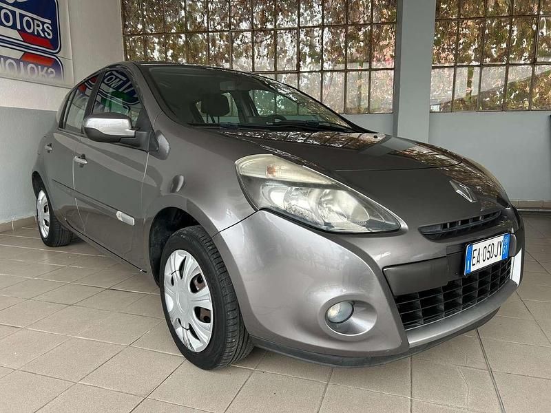 Usata Renault Clio II Dynamique 75 CV (55 kW) 2010 Grigio Berlina