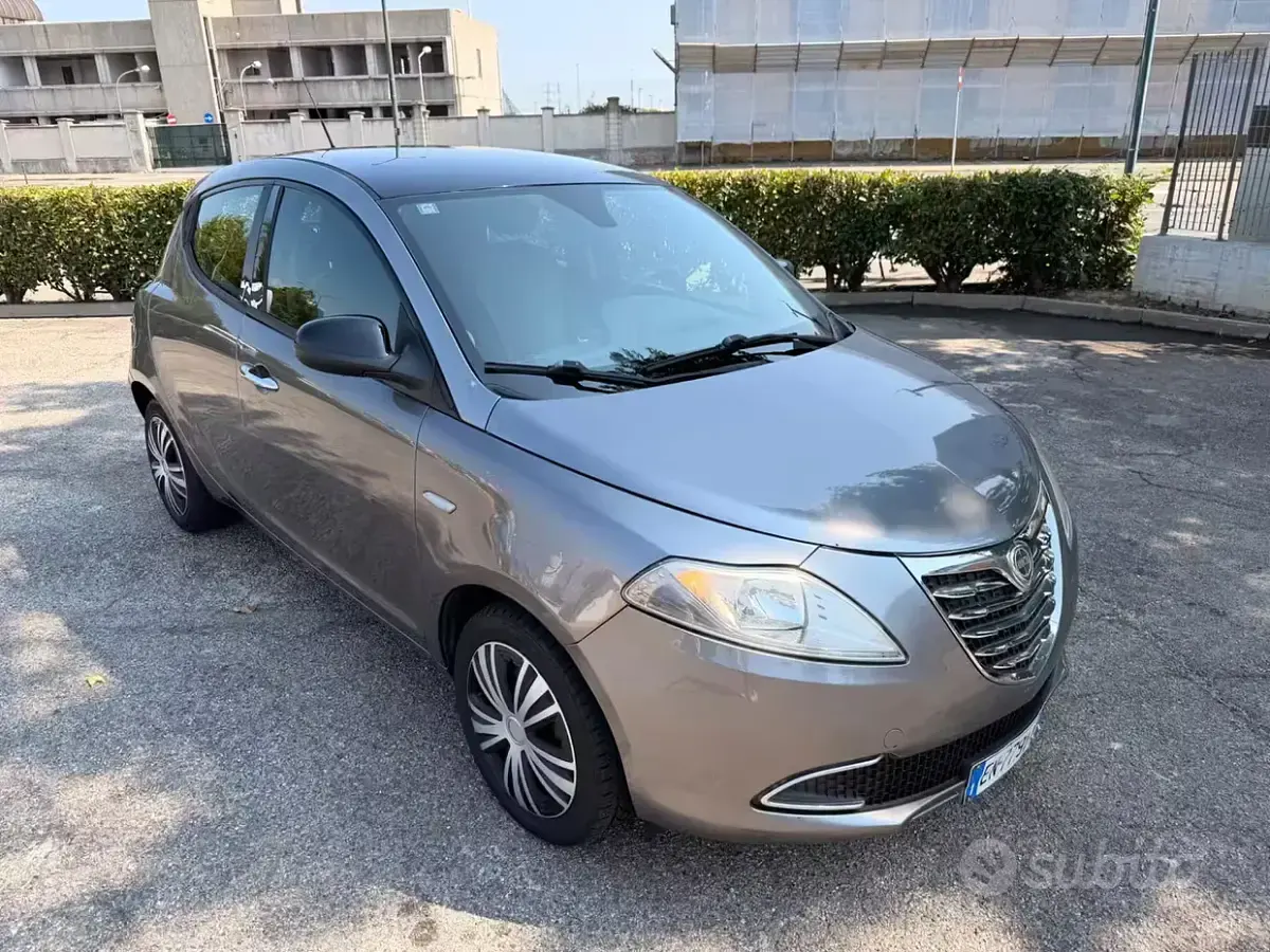 Usata Lancia Ypsilon Gold 69 CV (50 kW) 2012 Grigio Utilitaria