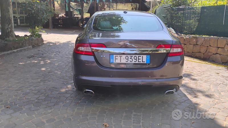 Grigio Usata 2010 Jaguar XF Tre volumi | 4000 € (Super prezzo) - Immagine 1/3