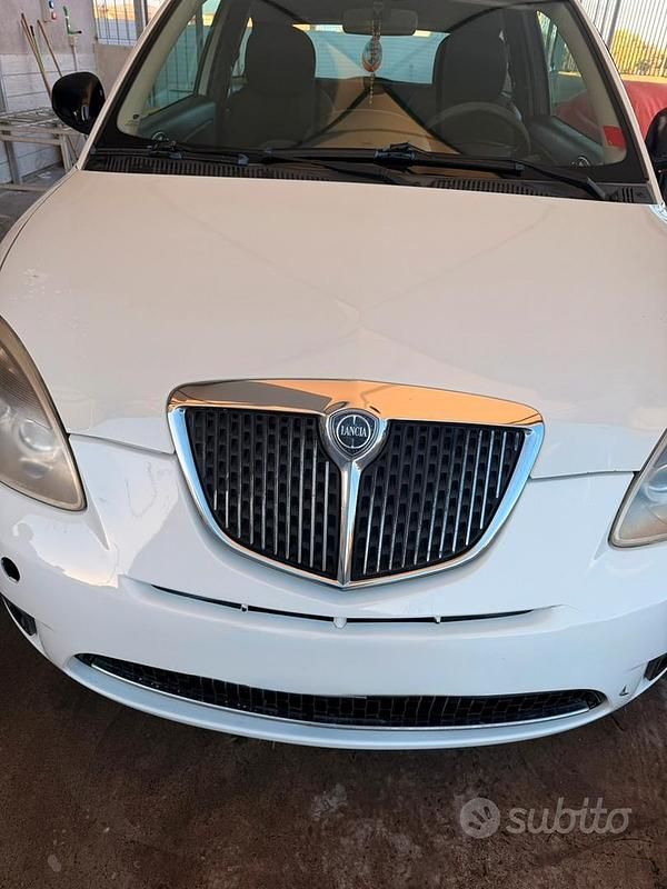 Usata Lancia Ypsilon 60 CV (44 kW) 2011 Bianco Utilitaria