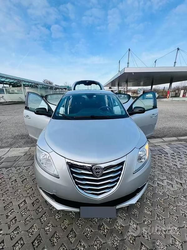Usata Lancia Ypsilon 95 CV (69 kW) 2014 Grigio Utilitaria