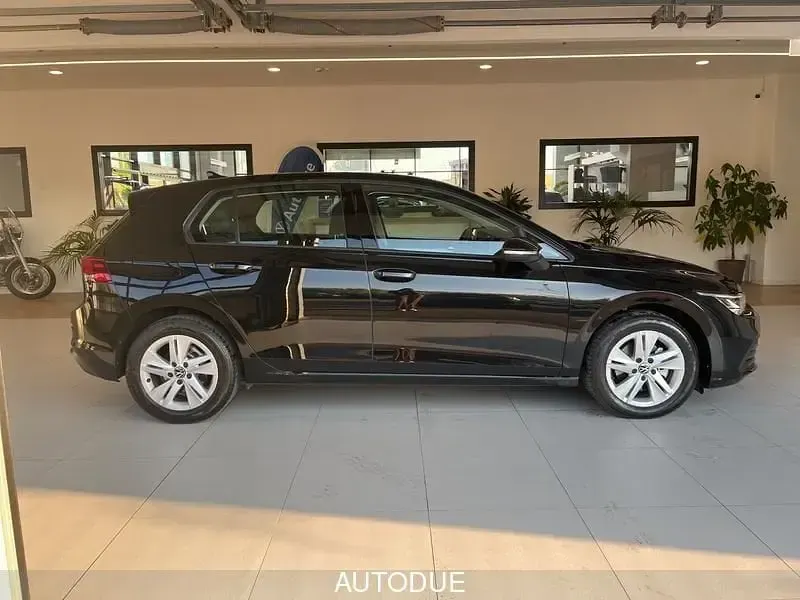 Usata VW Golf VIII Life 116 CV (85 kW) 2024 Grigio Berlina
