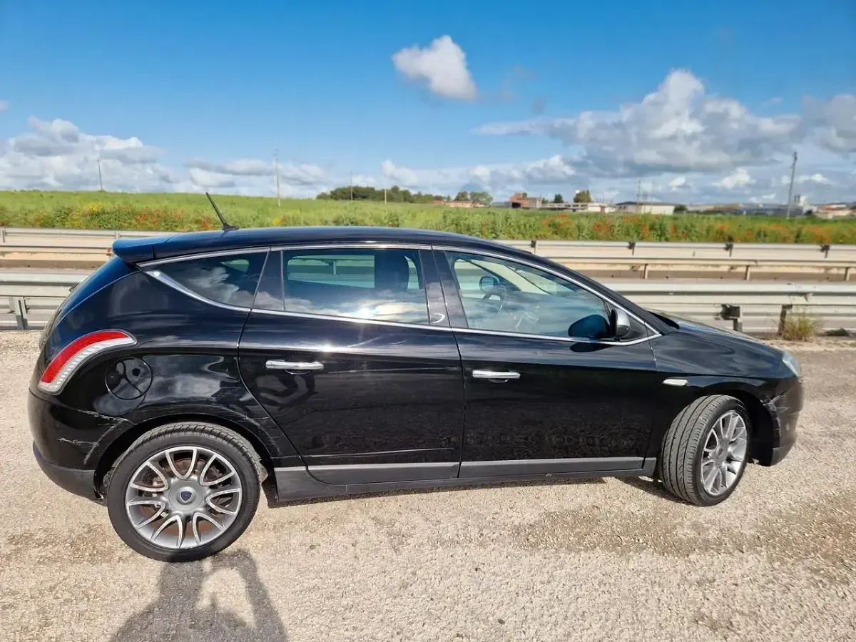 Usata Lancia Delta 165 CV (121 kW) 2010 Nero Utilitaria