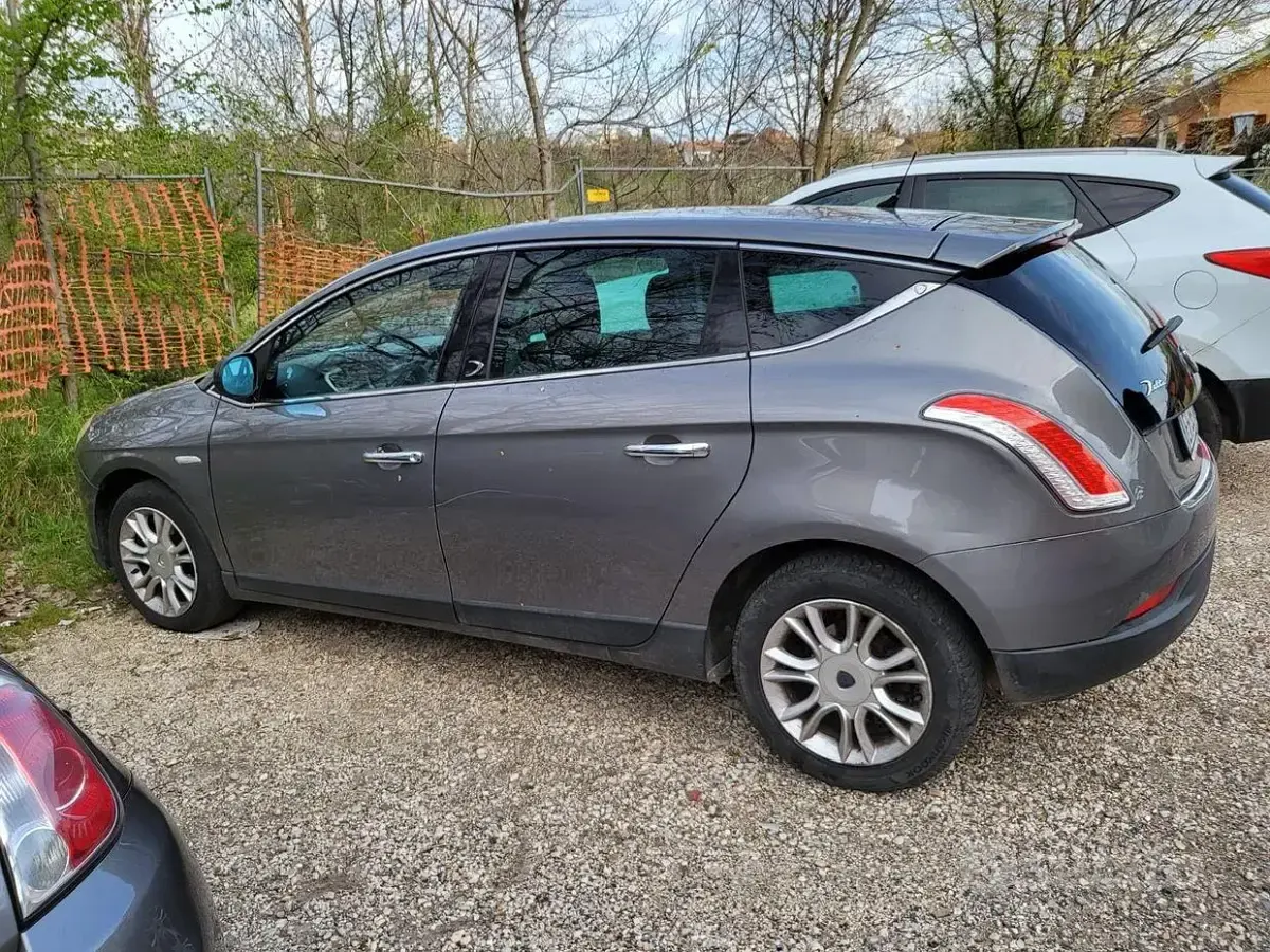 Usata Lancia Delta 120 CV (88 kW) 2010 Grigio Utilitaria