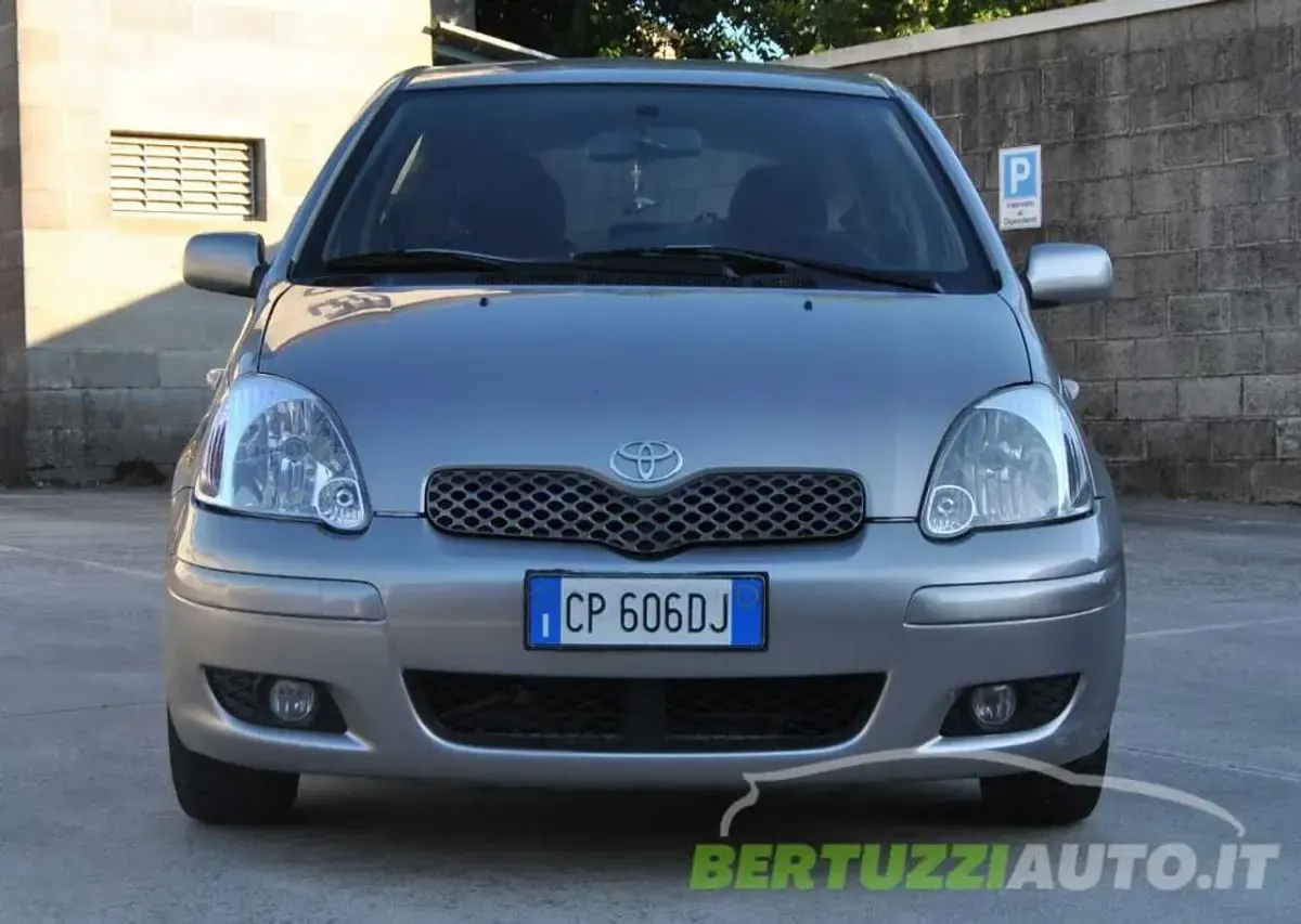 Usata Toyota Yaris Sol 75 CV (55 kW) 2004 Grigio Utilitaria