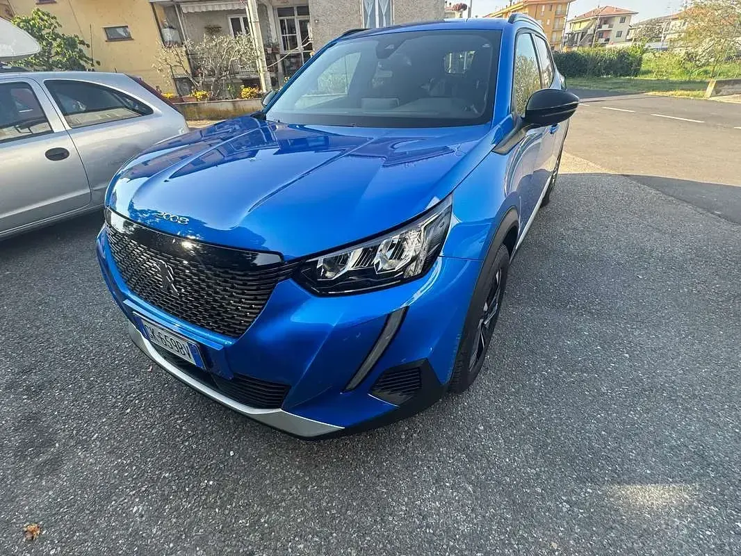 Usata Peugeot 2008 Allure 131 CV (96 kW) 2023 Blu/azzurro SUV