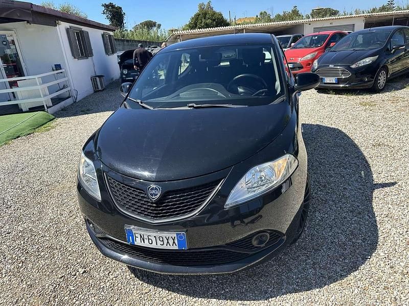 Usata Lancia Ypsilon Gold 69 CV (50 kW) 2018 Nero Utilitaria