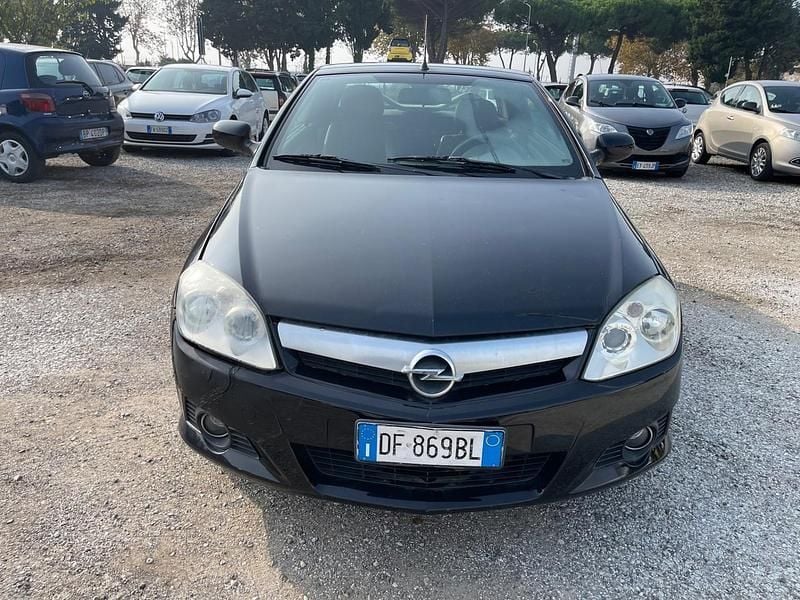 Usata Opel Tigra Sport 69 CV (50 kW) 2007 Nero Cabrio