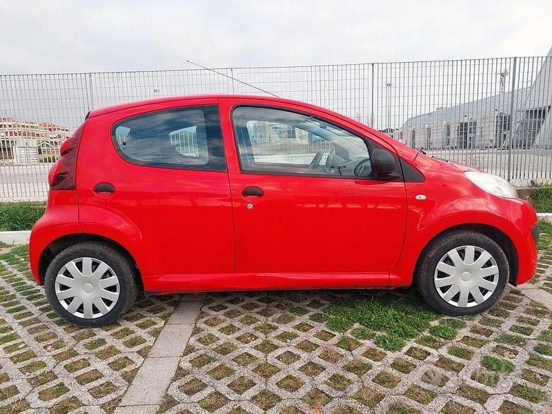 Usata Peugeot 107 68 CV (50 kW) 2013 Rosso Utilitaria
