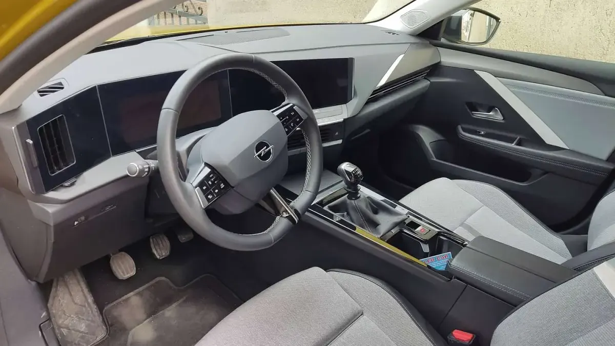 Usata Opel Astra Elegance 131 CV (96 kW) 2024 Oro Utilitaria